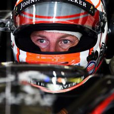 Jenson Button concentrado antes de la sesión clasificatoria