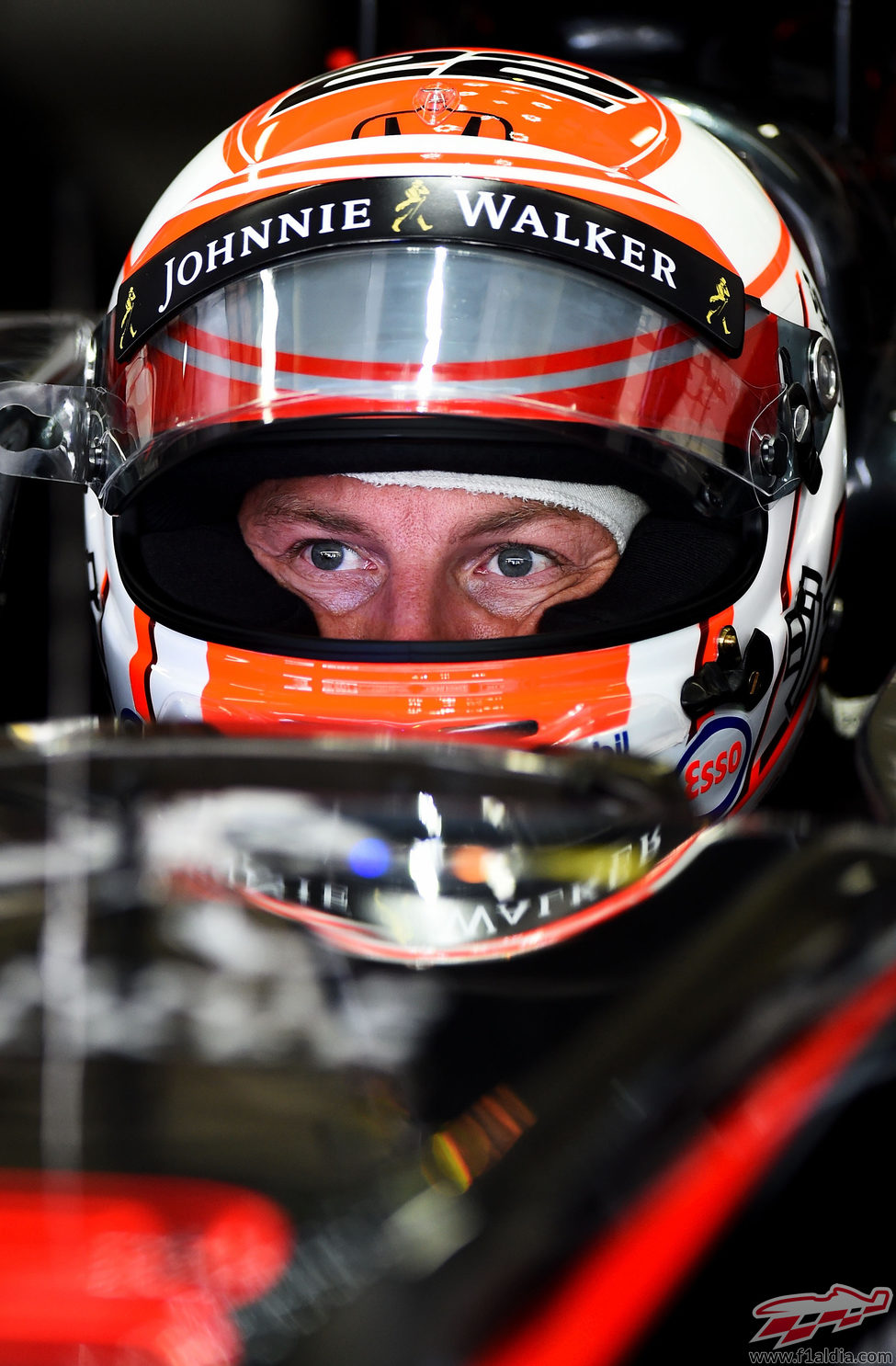 Jenson Button concentrado antes de la sesión clasificatoria