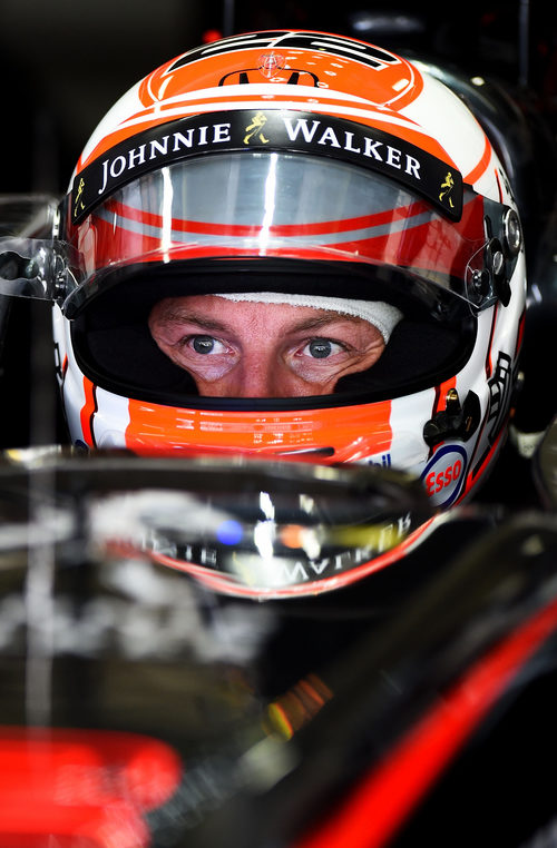 Jenson Button concentrado antes de la sesión clasificatoria