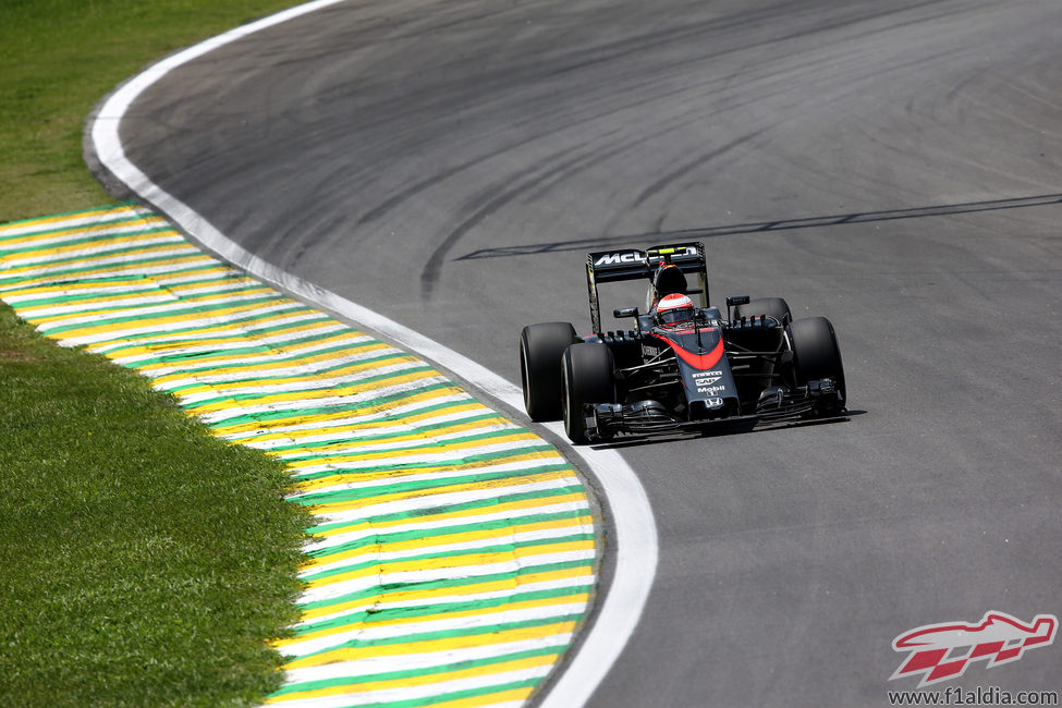 Jenson Button rodando durante la sesión de clasificación