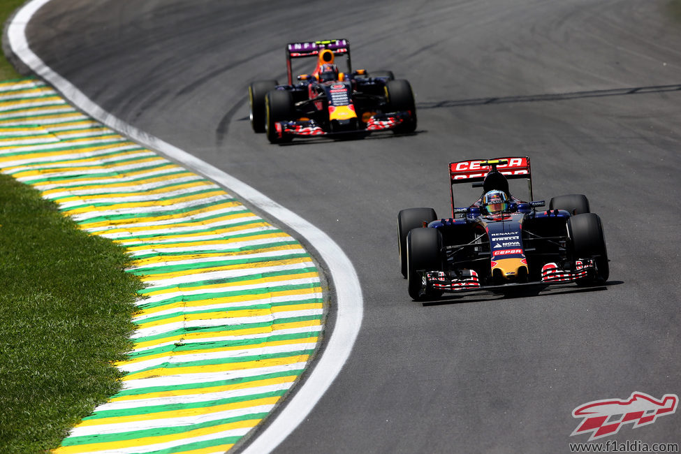 Carlos Sainz y su compañero de equipo Max Verstappen