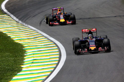 Carlos Sainz y su compañero de equipo Max Verstappen