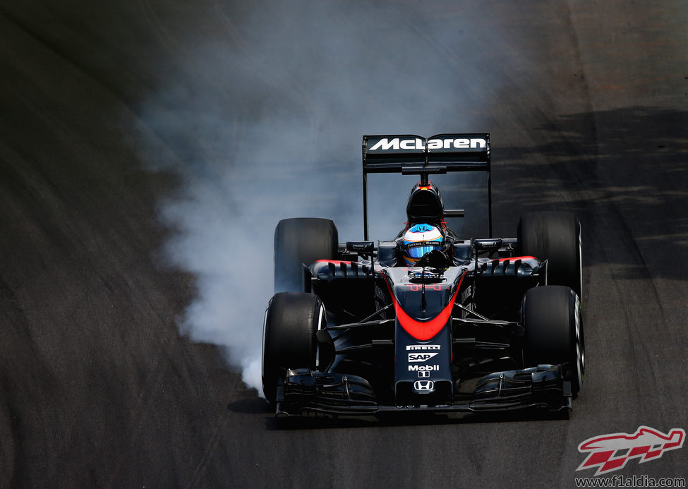 Fernando Alonso corriendo en Interlagos