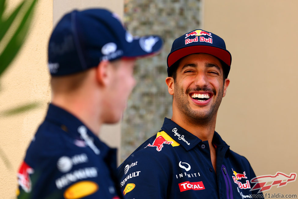 Los pilotos de Red Bull graban un previo con la prensa