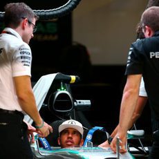 Lewis Hamilton trabajando en su coche