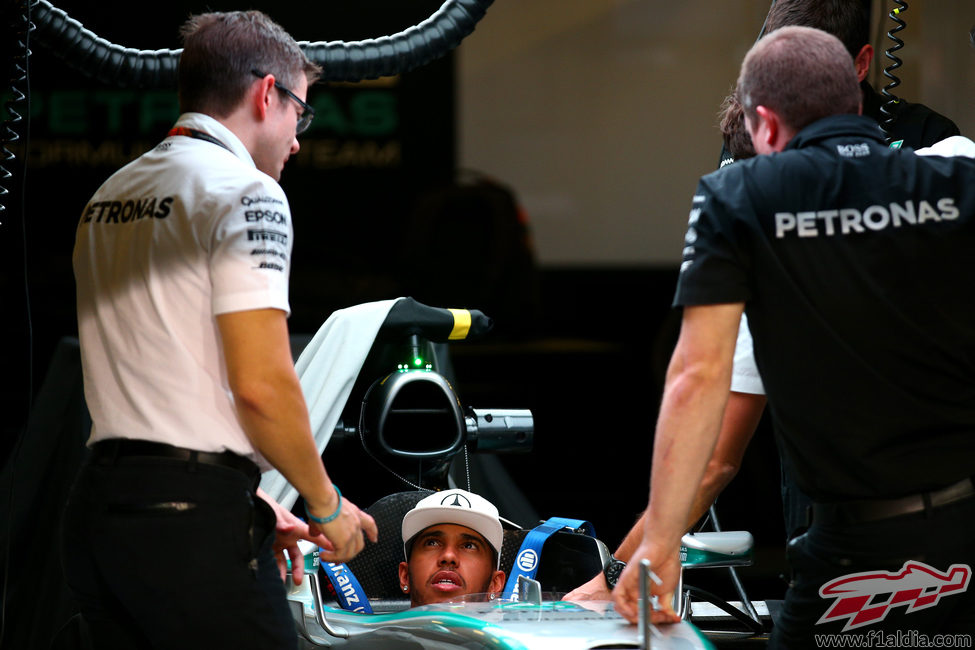 Lewis Hamilton trabajando en su coche