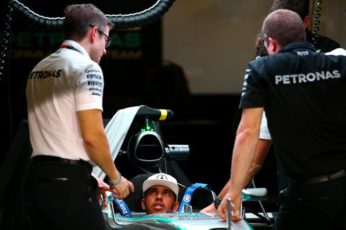 Lewis Hamilton trabajando en su coche