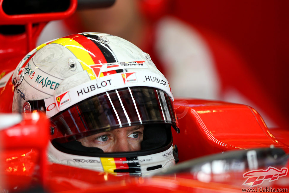 Sebastian Vettel se concentra de cara a los entrenamientos libres