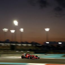 Kimi Räikkönen en el paso por curva en su vuelta lanzada