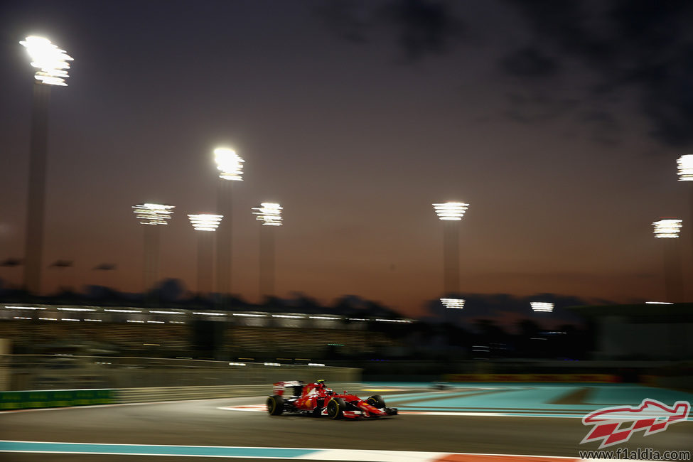 Kimi Räikkönen en el paso por curva en su vuelta lanzada