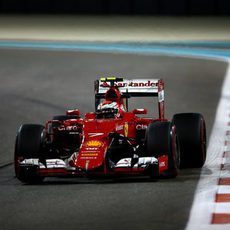 Kimi Räikkönen frena para atacar la curva