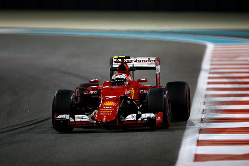 Kimi Räikkönen frena para atacar la curva
