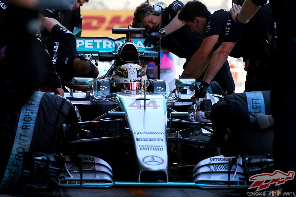 Lewis Hamilton cambia neumáticos para mejorar en pista