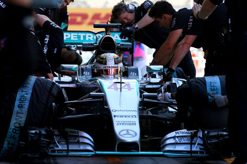 Lewis Hamilton cambia neumáticos para mejorar en pista