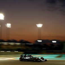 Nico Rosberg acelera tras el paso por curva