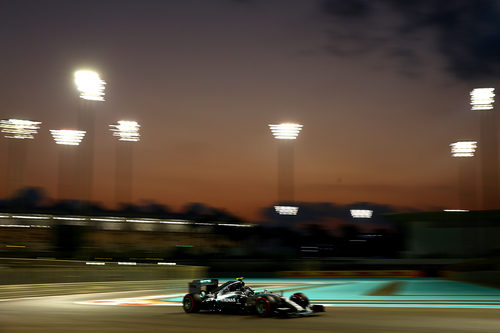 Nico Rosberg acelera tras el paso por curva