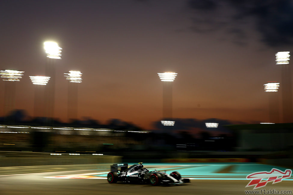 Nico Rosberg acelera tras el paso por curva