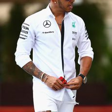 Lewis Hamilton llega al paddock de Yas Marina