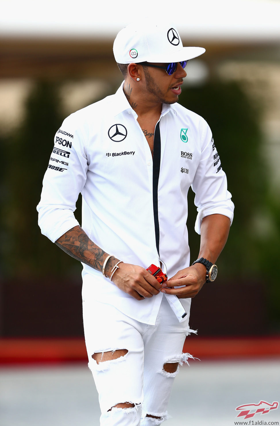 Lewis Hamilton llega al paddock de Yas Marina