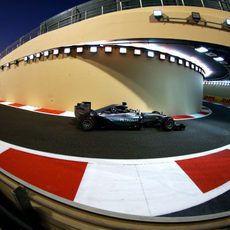 Lewis Hamilton sale del 'pit-lane'