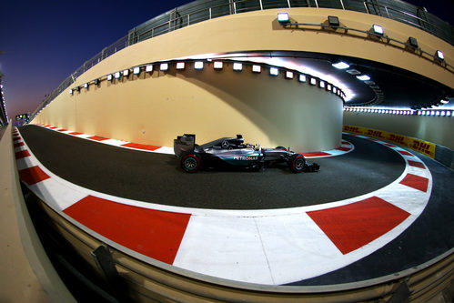 Lewis Hamilton sale del 'pit-lane'