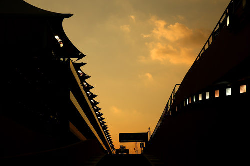 El sol se pone en el trazado de Yas Marina