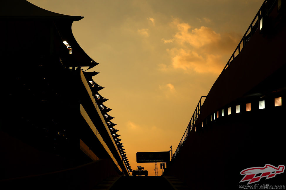 El sol se pone en el trazado de Yas Marina