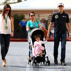 Pastor Maldonado llega al paddock con su familia