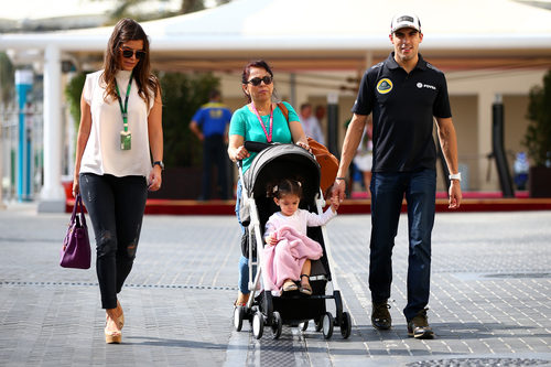 Pastor Maldonado llega al paddock con su familia