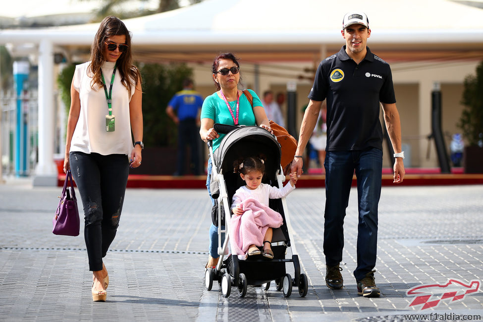 Pastor Maldonado llega al paddock con su familia