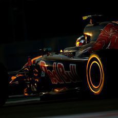 Carlos Sainz exprime su STR10 en el trazado de Yas Marina