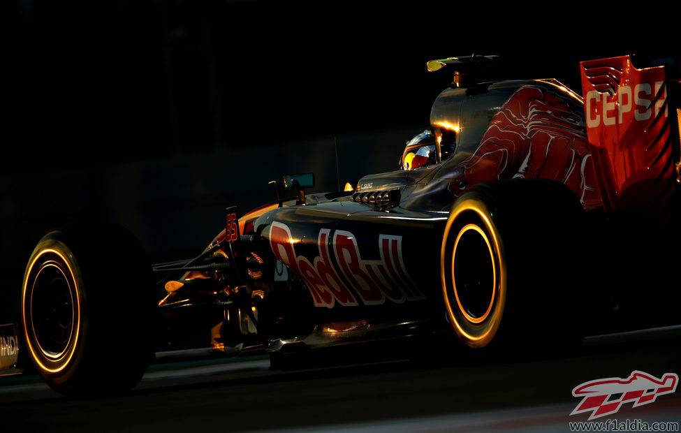 Carlos Sainz exprime su STR10 en el trazado de Yas Marina