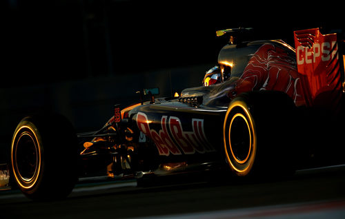 Carlos Sainz exprime su STR10 en el trazado de Yas Marina