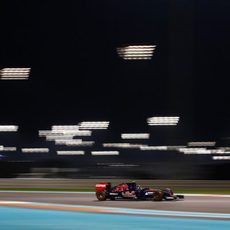 Carlos Sainz vuela bajo los focos del circuito de Yas Marina