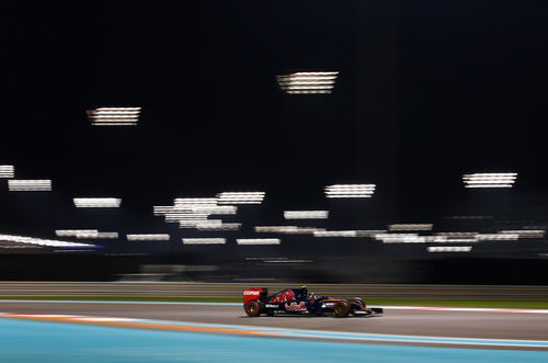 Carlos Sainz vuela bajo los focos del circuito de Yas Marina