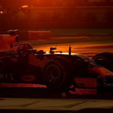 Daniil Kvyat sale del pit-lane