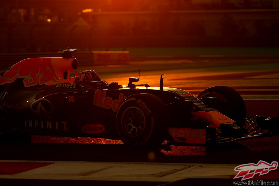 Daniil Kvyat sale del pit-lane