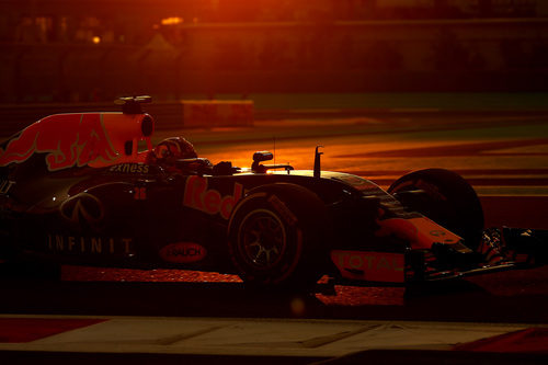 Daniil Kvyat sale del pit-lane