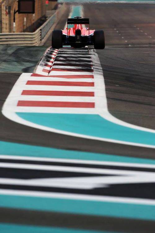 Roberto Merhi apurando los límites del circuito