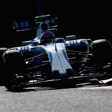 Valtteri Bottas subiendose a los pianos