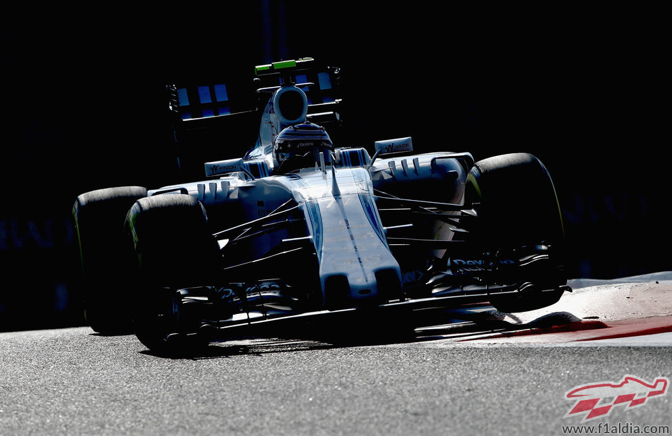 Valtteri Bottas subiendose a los pianos