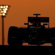 Felipe Nasr rodando al atardecer