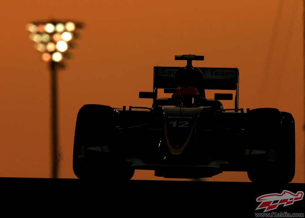 Felipe Nasr rodando al atardecer