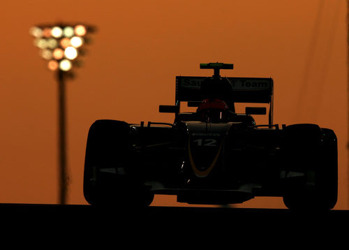 Felipe Nasr rodando al atardecer