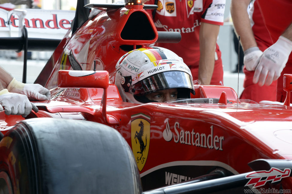 Sebastian Vettel terminando su trabajo en pista