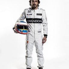 Fernando Alonso con mono y casco para 2016