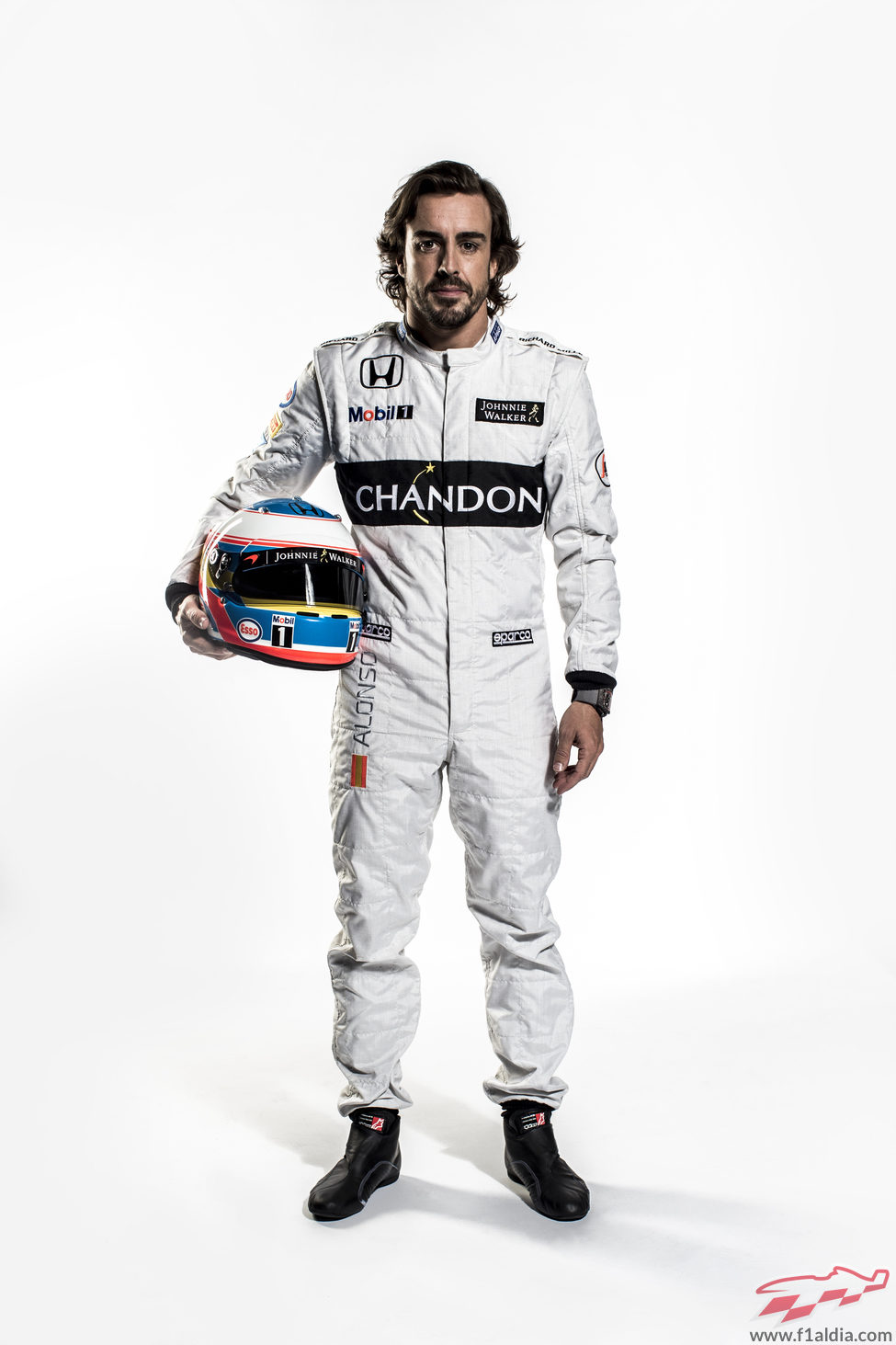 Fernando Alonso con mono y casco para 2016
