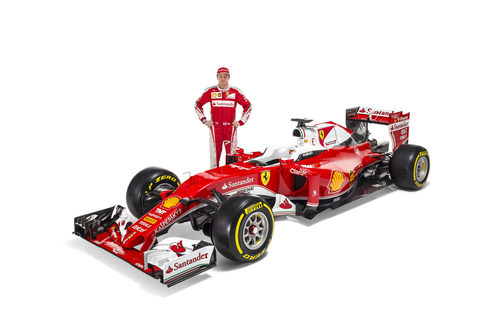 Kimi Raikkonen junto al SF16-H