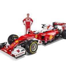 Sebastian Vettel junto al SF16-H