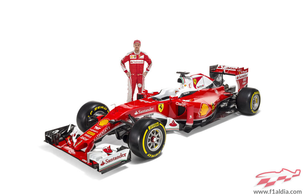 Sebastian Vettel junto al SF16-H